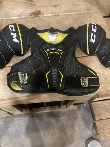 Men's Small Junior CCM Shoulder Pads (Used)