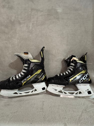 Intermediate CCM AS-V Pro Hockey Skates Regular Width Size 4.5 (Used)