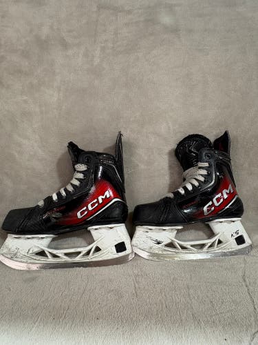 Junior CCM JetSpeed FT870 Hockey Skates Regular Width Size 1 (Used)
