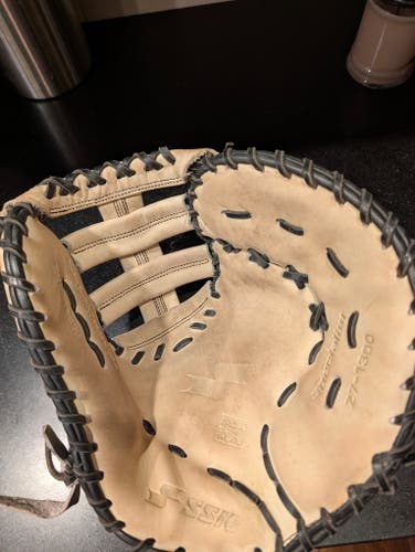 2025 SSK RH First Base Z7 Specialist Baseball Glove 13" (Used)