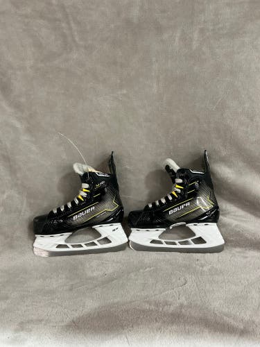 Youth Bauer Supreme M40 Hockey Skates Regular Width 11.5 (Used)
