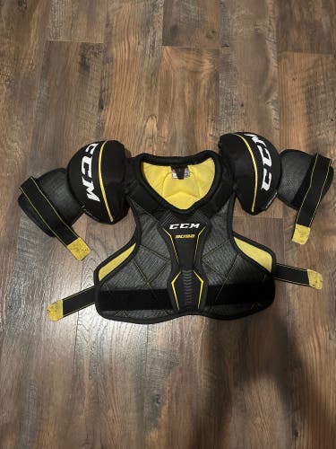 Medium Junior CCM Tacks 3092 Shoulder Pads (Used)