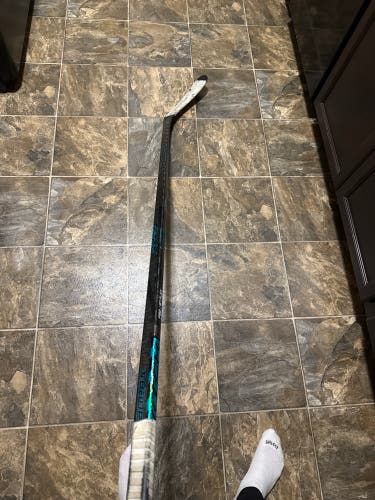Senior Bauer Twitch Right Handed Hockey Stick P92 87 Flex (Used)