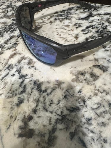 Unisex  One Size Fits All Oakley Sunglasses (Used)