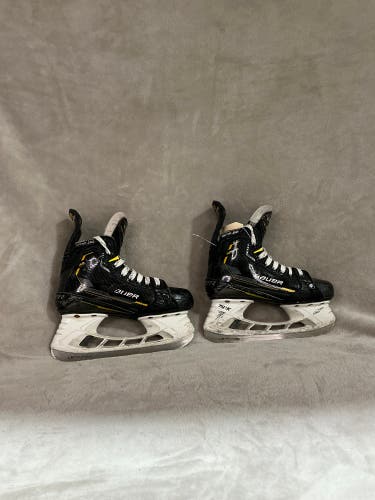 Junior Bauer Supreme M5 Pro Hockey Skates Regular Width Size 2.5 (Used)