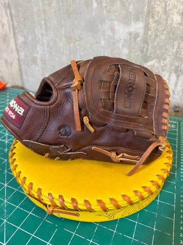 Nokona Walnut W-1200 12 Inch Baseball Glove ***Broken in***