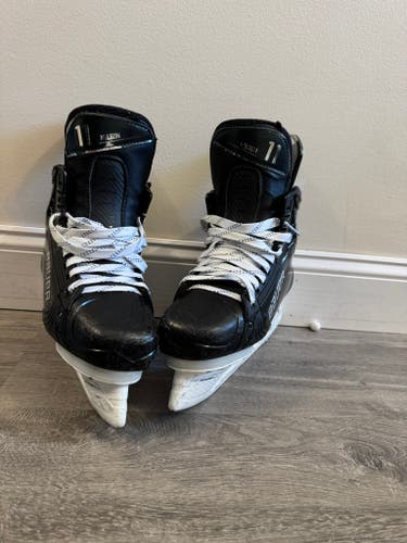 Bauer Vapor Hyperlite 2 Hockey Skates Regular Width Pro Stock 10 (Used)