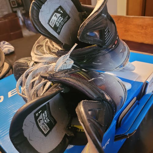 Black/Gray 2025 Bauer Vapor Hyperlite 2 Hockey Skates Regular Width 7 (Used)