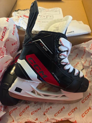 New in box CCM JetSpeed FT670 Hockey Skates Regular Width Size 2.5 (New)