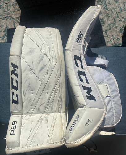 31" CCM Extreme Flex 4.9 Goalie Leg Pads (Used)