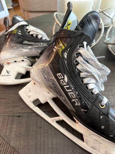 2021 Bauer Vapor Hyperlite Hockey Skates Regular Width Pro Stock 7.5 (Used)