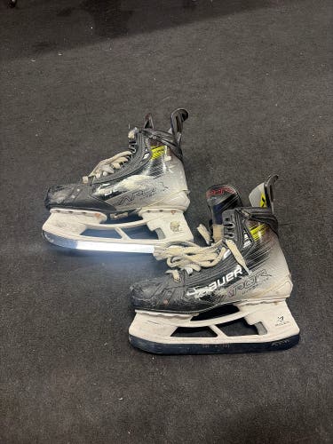 2023 Bauer Vapor Hyperlite 2 Hockey Skates Size 5.5 (Used)