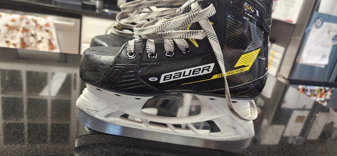 2024 Bauer Supreme Hockey Skates Regular Width Size 1.5 (Used)