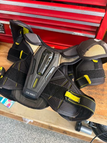 Men's Small / Medium Junior CCM Tacks AS 580 Shoulder Pads (Used)