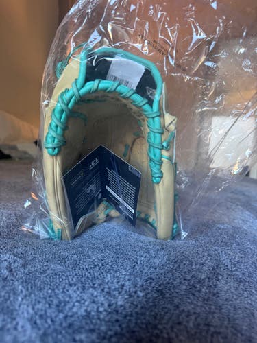 2025 Pitcher's RH Wilson A2000 Baseball Glove 12" (New)
