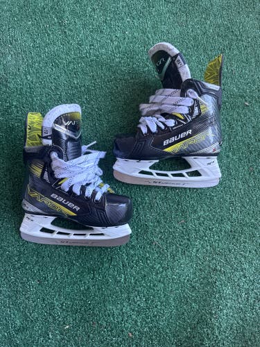 Youth Bauer Vapor X4 Hockey Skates 10 (Used)