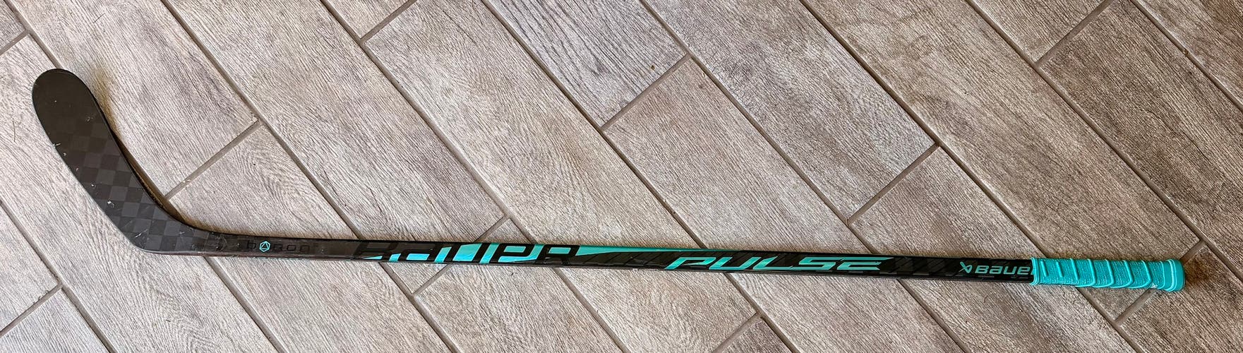 Bauer Pulse Right Handed Hockey Stick P28 40 Flex (Used)