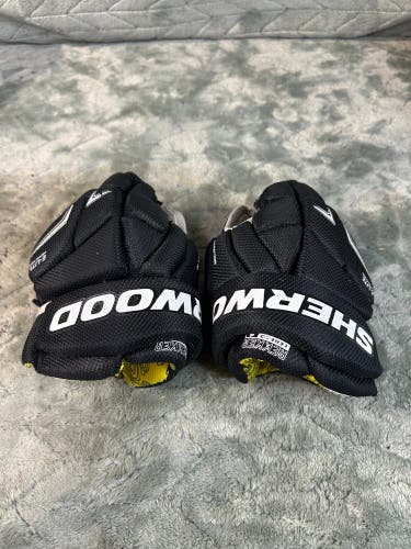 Black Youth Sher-Wood Rekker Legend 4 Gloves 9" (Used)