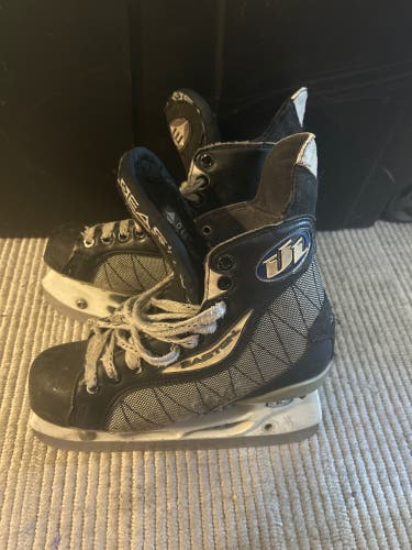 Easton Ultra Lite Hockey Skates Regular Width Size 5 (Used)