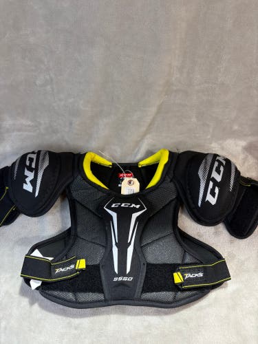 Medium Junior CCM Tacks 9550 Shoulder Pads (Used)