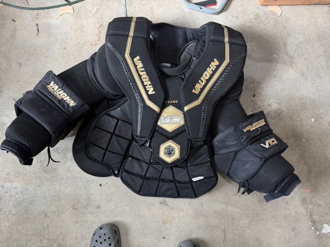 Large Vaughn V10 Goalie Chest Protector (Used)
