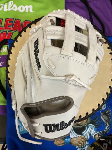 2025 Wilson A1000 FASTPITCH RH Catcher's Baseball Glove 33" (DEMO MODEL)