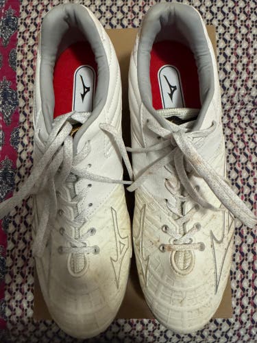 White Women's Size M 10.0 (W 11.0) Mizuno Low Top Metal (Used)