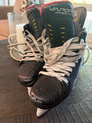 2021 Bauer Vapor Hyperlite Hockey Skates Regular Width Size 5.5 (Used)