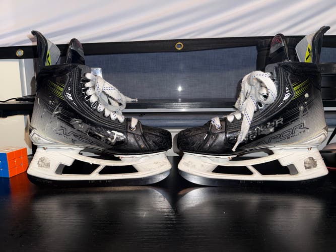 Black/Gray 2024 Bauer Vapor Hyperlite 2 Hockey Skates Fit 2 Size 5.5 (Used)
