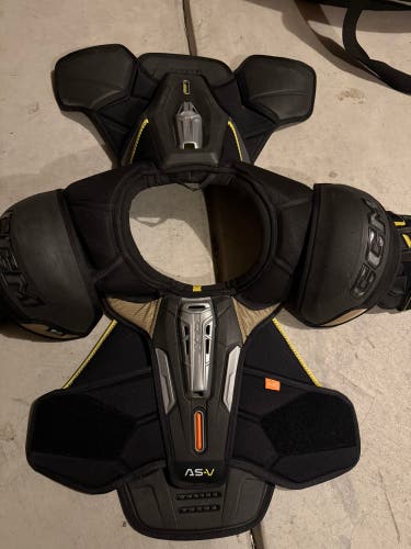 Men's Large Senior CCM Tacks AS-V Shoulder Pads (Used)