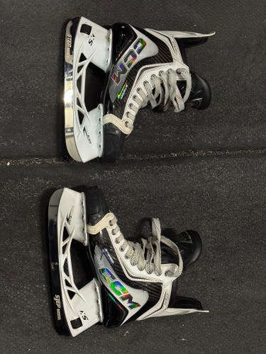 White 2025 CCM JetSpeed FT8 Pro Hockey Skates Regular Width 8.5 (Used)