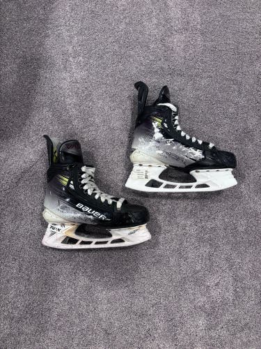Black/White 2023 Bauer Vapor Hyperlite 2 Hockey Skates Regular Width 7 (Used)