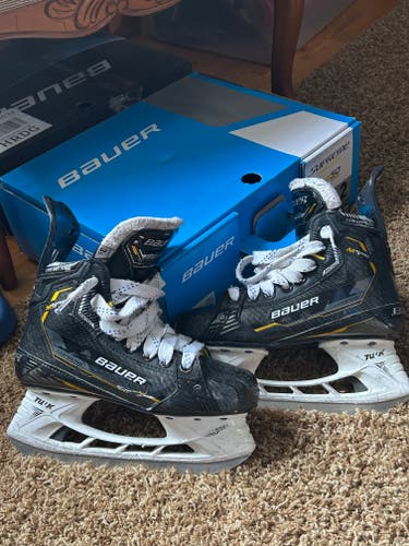 Black 2023 Bauer Supreme M5 Pro Hockey Skates Regular Width Size 3.5 (Used)