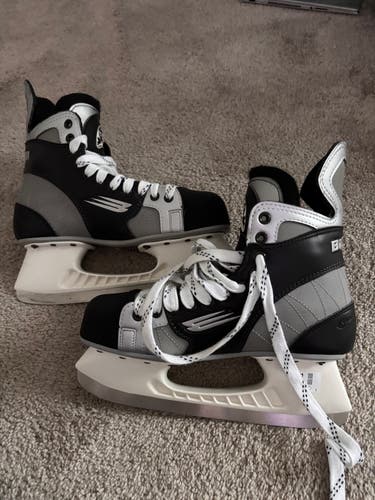 Black Bauer Vapor 10 Hockey Skates Regular Width 8.5 (New)