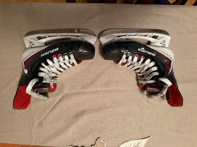 2025 Bauer Vapor Fly30 Hockey Skates Regular Width Size 4 (Used)