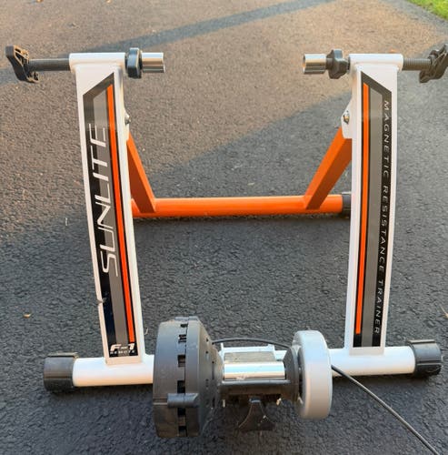 Sunlite F-1 Magnetic Resistance Indoor Bike Trainer