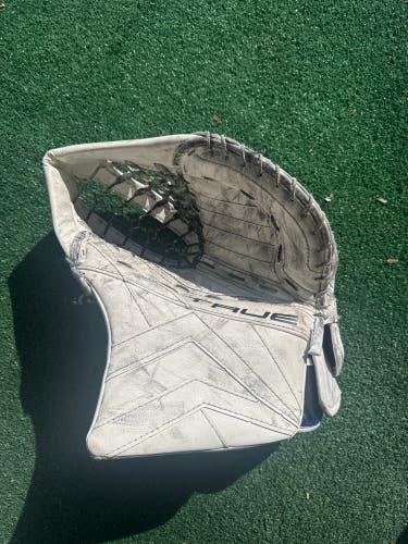 White Senior True Catalyst 9x3 Goalie Glove Regular (Used)