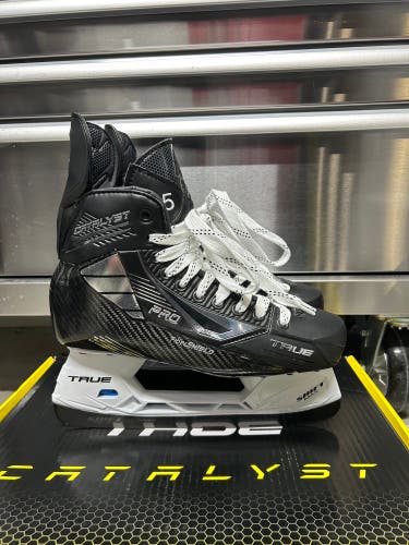 True Catalyst Pro Skate Size 9 Thomas Chabot Ottawa Senators NHL Pro Stock (New)