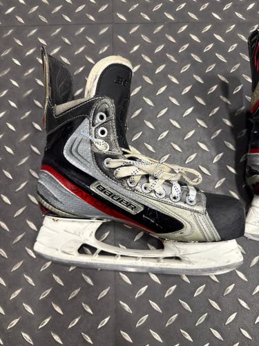 2011 Bauer Vapor APX Hockey Skates Regular Width 8 (Used)