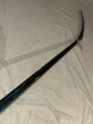Intermediate Bauer Twitch Hockey Stick | Right Hand, P92, 57 Flex