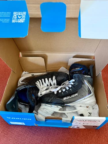2025 Bauer Vapor Flylite Hockey Skates Regular Width Size 2.5 (Used)