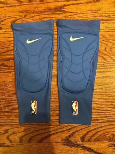 new Nike NBA Hyperstrong Compression Padded royal Basketball Knee Sleeves S/M