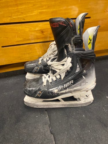 2023 Bauer Vapor Hyperlite 2 Hockey Skates fit 2 size 6.5 (Used)