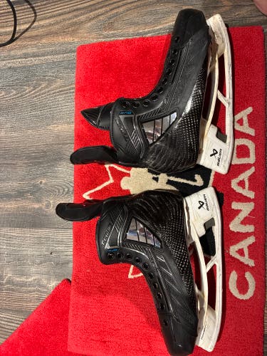 Black True Pro Custom Hockey Skates Regular Width Pro Stock 7.5 (Used)