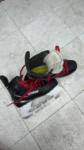 Black 2021 Bauer Vapor X3.5 Hockey Skates Regular Width 9.5 (Used)