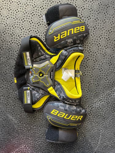 Large Youth Bauer Supreme Mach Shoulder Pads *worn once*