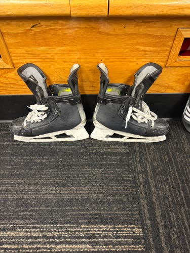 Black 2023 Bauer Vapor Hyperlite 2 Hockey Skates 8 (Used)