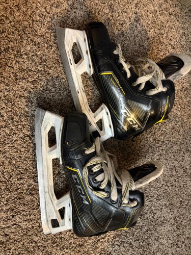 2016 CCM Hockey Goalie Skates Size 4 (Used)