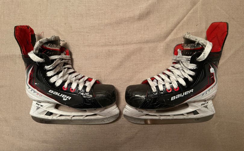 2025 Bauer Vapor Fly30 Hockey Skates Regular Width Size 4 (Used)