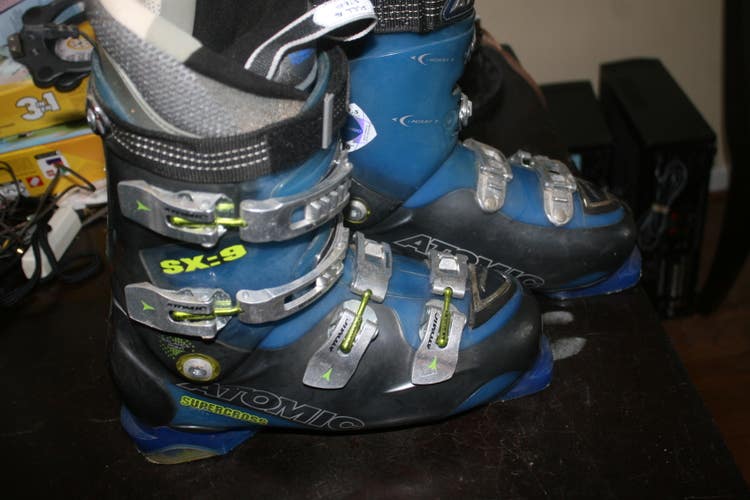Mondo 27.5 Men's Size 9.5 Atomic All Mountain Ski Boots